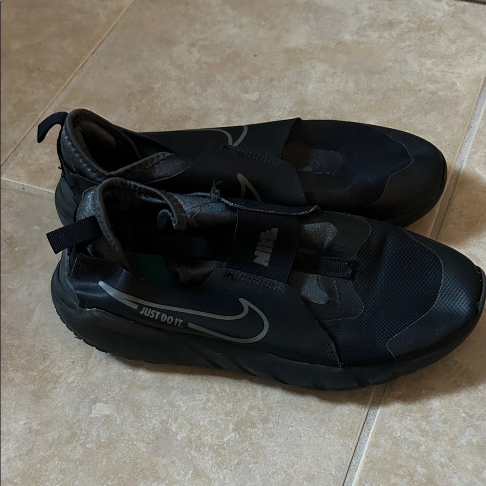 Nike Boys Black Slip-On Athletic Shoes 7Y